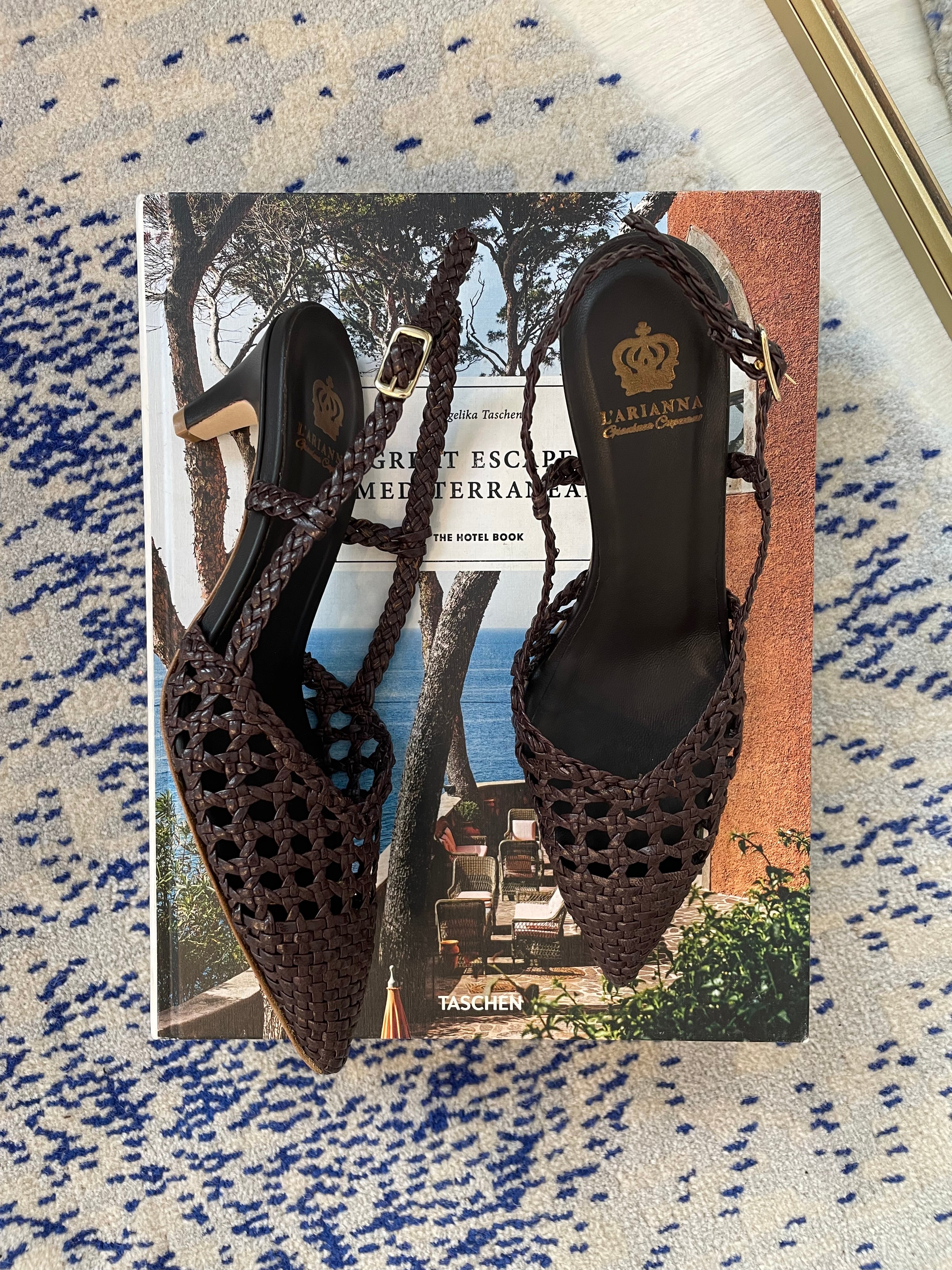 L’Arianna slingback intrecciata